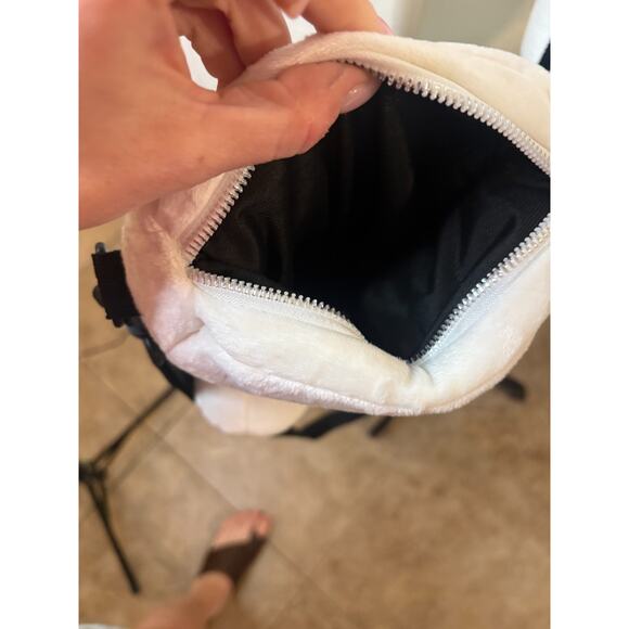 Marshmellow Grin Plush Crossbody Bag - Picture 4 of 4